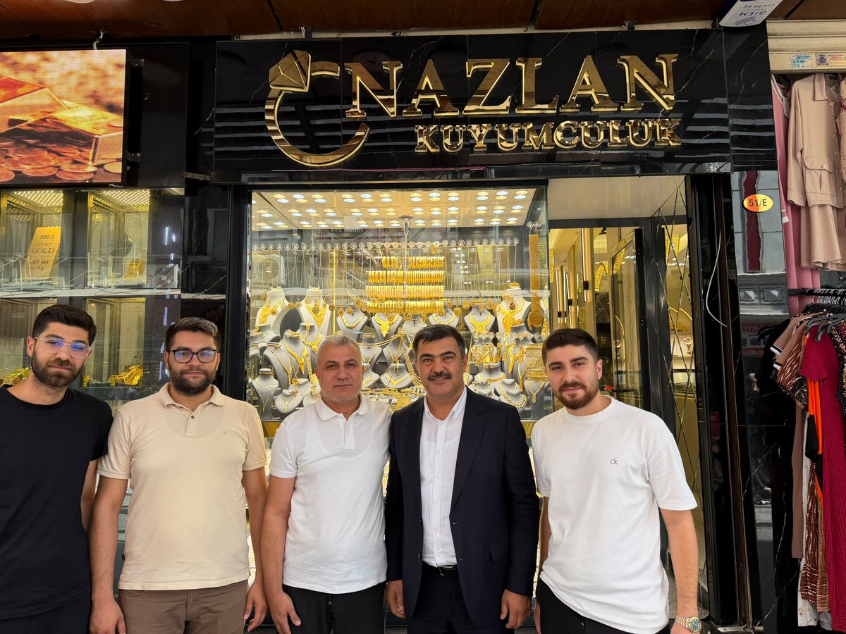 avmehmettiryaki's tweet photo. Milletvekilimiz Bünyamin Bozgeyik, GBB Başkan Yardımcımız Abdulkadir Sökücü, Şahinbey Belediye Başkan Vekilimiz Cuma Güzel, Şehitkamil İlçe Başkanı İsmail Güler,Kadın ve Gençlik Kolları Başkanlarımız, İlçe Başkan Yardımcılarımız ve Yönetim Kurulu Üyelerimizle birlikte Süleyman Nazlan’ı iş yerinde ziyaret ettik.

Hemşehrilerimiz ve esnafımızla gönül gönüle, samimi bir şekilde bir araya gelmeye devam ediyoruz. Misafirperverliği ve hoş sohbeti için Süleyman Nazlan’a teşekkür ediyorum.
@abuyukgumus 
@hakanaksu058 
@vahitatalan 
@iekarayel 
@abdulhamitgul 
@EyupOzkececi 
@AliSahin501 
@deryabakbak27 
@mesutbozatli 
@irfancelikaslan 
@BBozgeyik_27 
@FatmaSahin 
@mtahmazoglu 
@fmfedaioglu 
@ismailguler027 
@AKGMTeskilat
#GönüldenGönüle