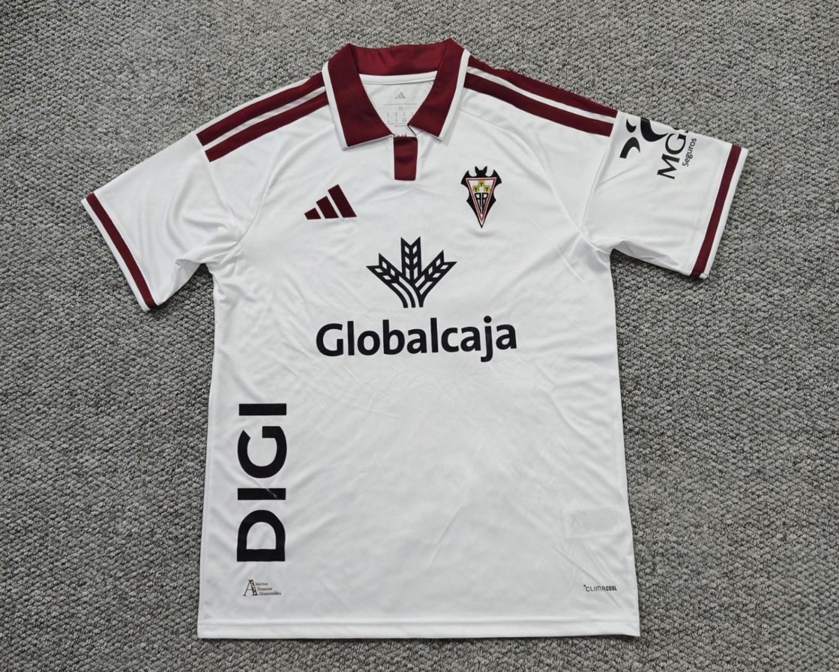 oskrrobledo7's tweet photo. Buenas @FranBarbosaFBG , porqué se niega #Adidas a poner cuello en la 1ª camiseta del Recre y luego hay otros equipos que sí llevan, es por la categoría?? Seguro que el #Recre vende mas camisetas que el #Albacete de aquí a Pekín!!! https://t.co/9491LEXnop