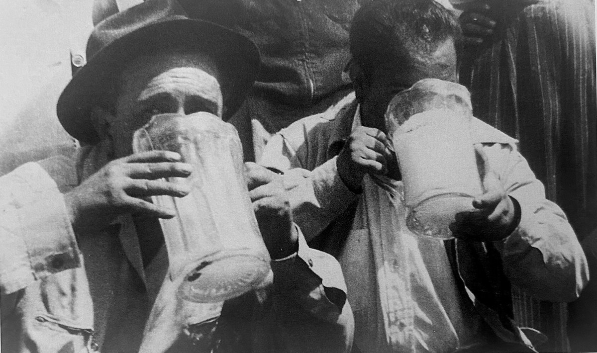 Pipiripunk's tweet photo. Martes  con “N” de Nájera. 

Felipe Nájera - “Brindis de los ganadores” - San Ildefonso, México, D.F.; 1942.

#FotografíaDeLaAaLaZ #Fotografía   #Fotolibro #Pulque 📷

(160 años de fotografía en México, Océano 2004). https://t.co/DrAOGLqELL