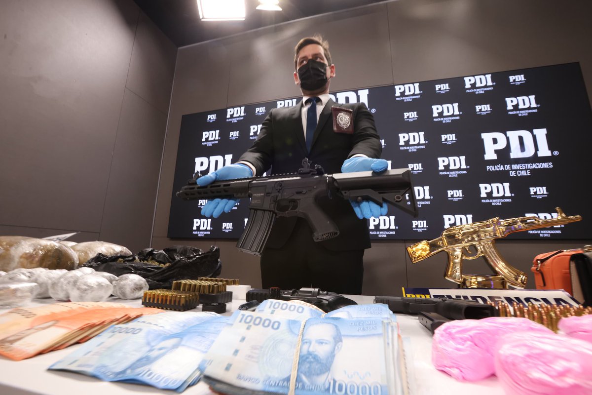 PDI_CHILE's tweet photo. 🔵 PUNTO DE PRENSA | Equipos MT-0 de la PDI desarticulan dos organizaciones criminales en la RM: 24 detenidos, más de 16 kilos de droga y $22 millones incautados.

En la primera operación, detectives de la Bicrim #Huechuraba realizaron entradas y registros en distintas comunas de Santiago, logrando incautar cocaína base, clorhidrato de cocaína y cannabis, además de armas, municiones y vehículos.
En la segunda operación, detectives de la Bicrim #Santiago realizaron 22 entradas y registros en Santiago, Estación Central, Cerro Navia, La Cisterna, Peñalolén e Independencia. El operativo dejó seis detenidos —cuatro extranjeros y dos chilenos— y permitió incautar droga, dinero en efectivo, armas y municiones.
Los resultados fueron entregados por la Prefecta Catherine González, Jefa de la Prefectura Metropolitana Centro Norte de la PDI, la Fiscal Marcela Adasme, Jefa de la Fiscalía de Análisis Criminal Centro Norte, el Coronel José Fuenzalida, jefe de comunicaciones de Gendarmería y el Alcalde de Independencia Agustín Iglesias.
