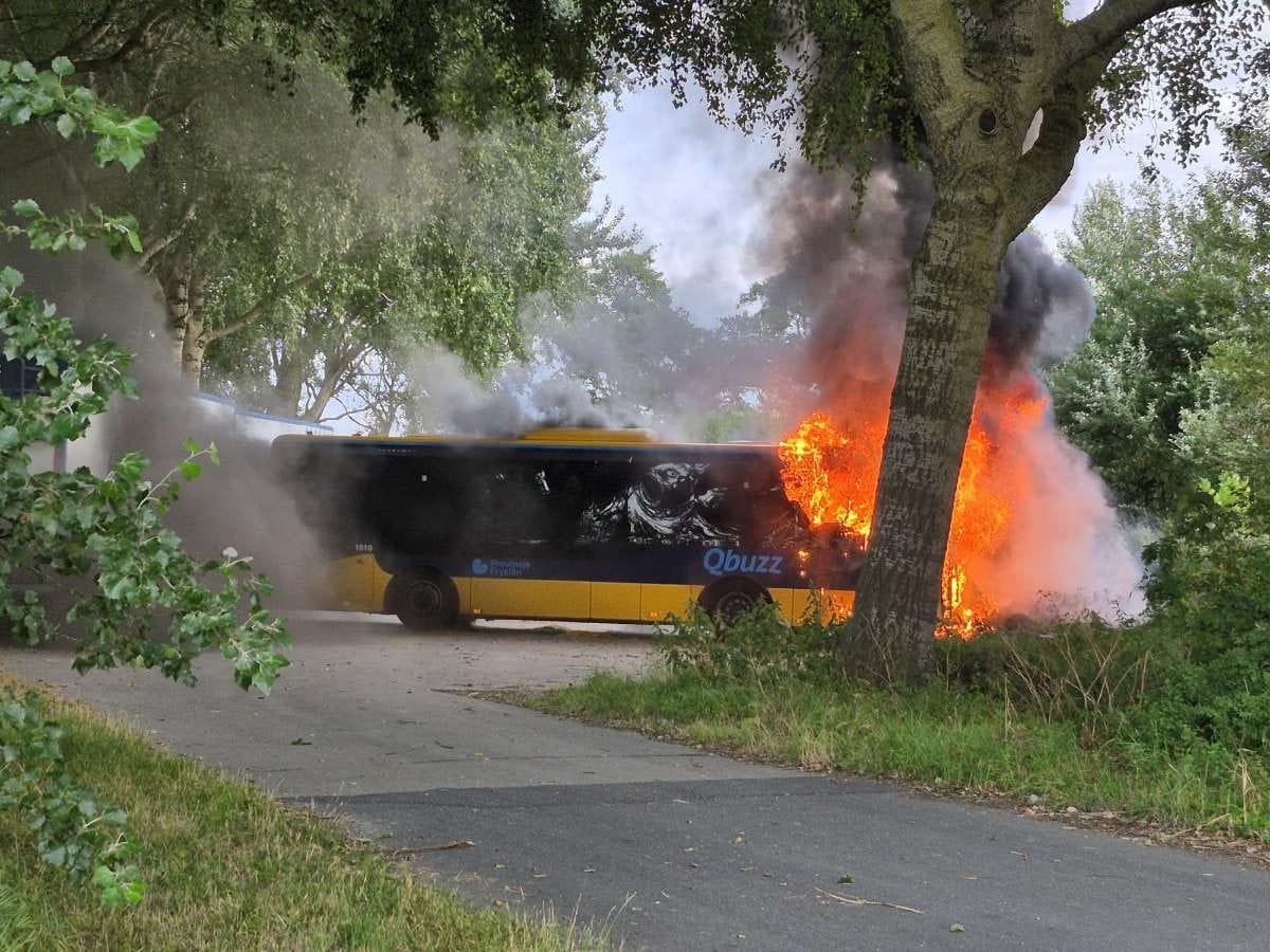 Lijnbus in brand op Hoarpaed in Pietersbierum