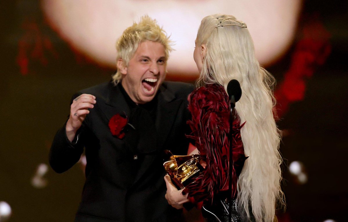 RDTLadyGaga's tweet photo. O produtor Andrew Watt falou sobre sua indicação ao Emmy por “The Dead Dance”, música de Lady Gaga para Wandinha, e contou detalhes sobre o processo de criação da faixa e sobre trabalhar com a Mother Monster em "MAYHEM". 🖤

"[...] na verdade, eu conheci a Gaga quando estava fazendo o álbum dos Stones, e nós simplesmente tínhamos muito em comum, muita música em comum. E então nos divertimos muito fazendo todo o álbum dela, 'MAYHEM', juntos. O detalhe de trabalhar com a Gaga é que ela é uma líder incrível. Então ela chega com esses conceitos, essas músicas, essas melodias, esses mundos e esses ideais com uma imaginação fantástica. E aí, quando chegou a hora de fazer aquela música, nós estávamos basicamente seguindo a liderança dela e tentando apoiá-la, fazendo a melhor música para acompanhar o conceito de fazer 'a dança dos mortos', sabe?"
