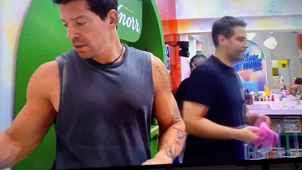 R3b3ldito's tweet photo. El Memo Shiets, se la pasa como rey el wey hablando pura pndjada sin cooperar mirando como todos hacen algo y el vato comiendo pito, y dicen que no es un mueble #LaCasaDeLosFamososMx https://t.co/aDnv8HQhcX