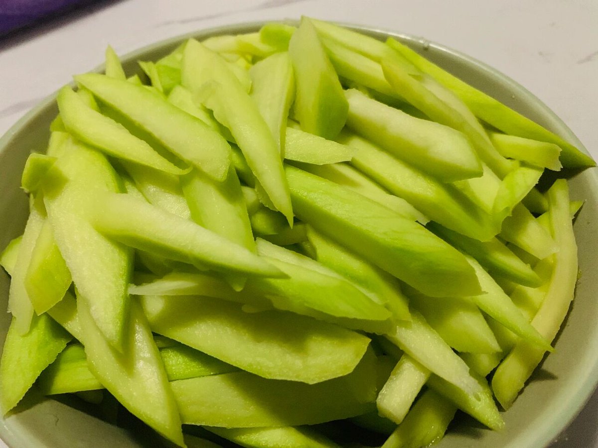 mhharf9's tweet photo. Just had the perfect 10-minute midday snack: cold mango chunks + a sprinkle of lime chili powder. Sweet, tangy, spicy, and 100% mood lifter  #EverydayEats， https://t.co/DBJ4sIDcOb