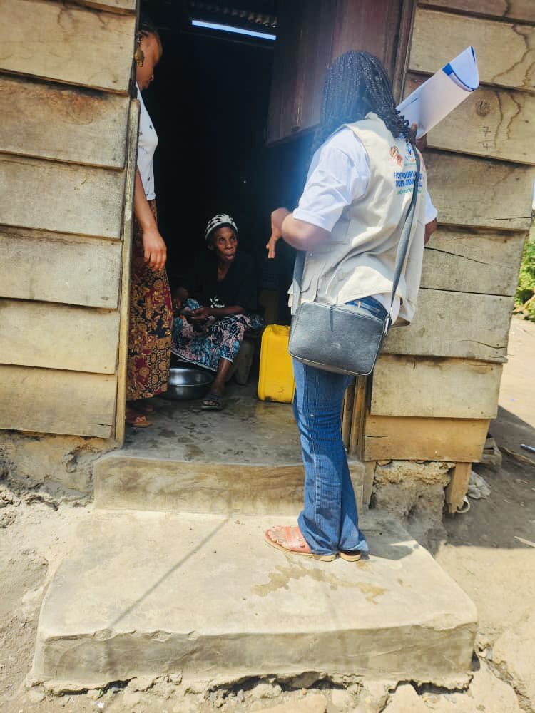 ClaireFondation's tweet photo. #FMC_Accompagnement_Psychosocial : Lutter contre #Ebola, c'est aussi prendre soin des personnes. 

La FMC accompagne les patients, les survivants et leurs familles grâce à une prise en charge médicale et psychosociale centrée sur la dignité humaine. 

#Ebola #SantéMentale #Ituri https://t.co/k1Sw4UEVSd