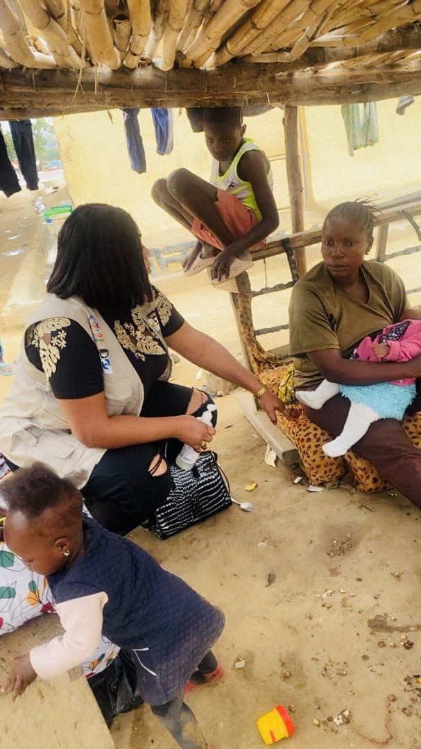 ClaireFondation's tweet photo. #FMC_Accompagnement_Psychosocial : Lutter contre #Ebola, c'est aussi prendre soin des personnes. 

La FMC accompagne les patients, les survivants et leurs familles grâce à une prise en charge médicale et psychosociale centrée sur la dignité humaine. 

#Ebola #SantéMentale #Ituri https://t.co/k1Sw4UEVSd