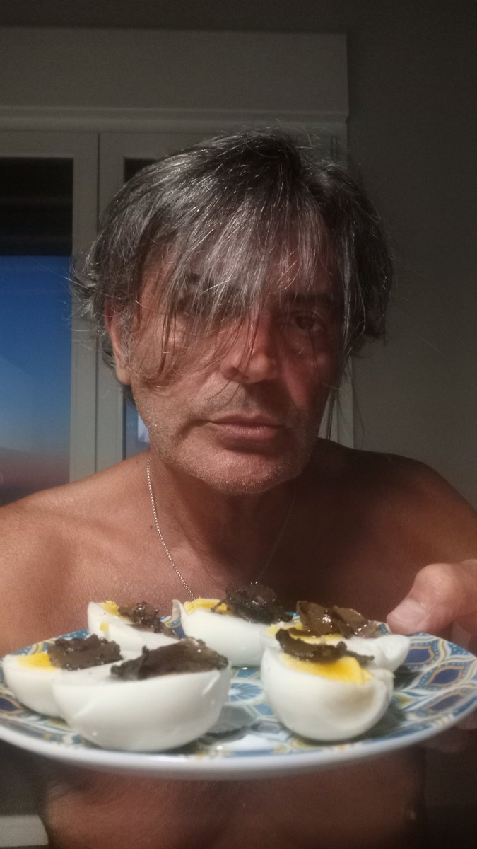 Gjuzepp's tweet photo. "Palestra chiusa. Obiettivi aperti. La dieta non va in vacanza" https://t.co/x9Rez5Mjga