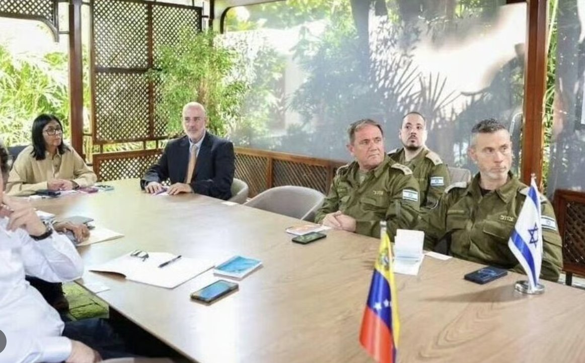 Defensa_Israel's tweet photo. Que terrible humillación debe ser para Delcy Rodríguez, un día dar un discurso como éste, y ahora tener que sentarse con militares israelíes y con una bandera de #Israel en la mesa. 
🇮🇱🇻🇪  |  #Venezuela
- Para peor, de haber decretado un rabioso boicot a Israel, ahora tenemos prioridad y nos envían (por orden de la Administración Trump) petroleros con millones de barriles de crudo! 😈
- Por cierto, la semana pasada los chavistas aceptaron renovar las relaciones diplomáticas con Jerusalén y reabrir el consulado de Israel en Caracas tras romper las relaciones con Israel hace 17 años, en el 2009.