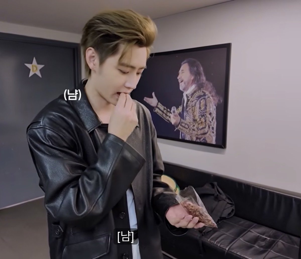 nn1hoons's tweet photo. Sunghoon comiéndose su bolsita de chapulines con la foto del buki atrás 😭 https://t.co/84wdtmFsZL