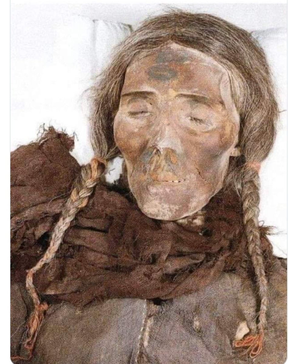 imanova_ganira's tweet photo. #LolanGüzeli: 3 bin 800 yaşındaki #Türk lerin büyükannesi🩵
#DoğuTürkistan’da tarım havzasında
bir mezardan tam 200 #mumya bulundu...
Mumyaların her biri #Türk #Şaman geleneklerine göre giydirilmiş ve süslenmişti.
#Kitay
#Teklemekançölü
#Türkistan
#Türk
#Uygur https://t.co/BE9Wne8wyV