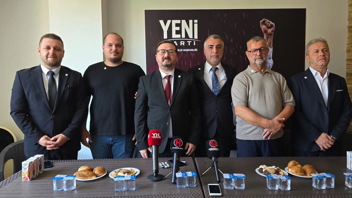 sabrianilozkan's tweet photo. Adapazarlıların Sesi Olmaya Devam Edeceğiz

Değerli Yoldaşlarım Kıymetli Adapazarı Belediye Meclis Üyeleri Serhat Erişir, Muammer Yavuz, Bülent Karataş, Mehmet Hakan Boztepe, Mustafa Ali Kaya ve Nadir Demir, 
işçinin, köylünün, emeklinin, emekçinin ve öğrencinin Yeni Partisine hoş geldiniz. 

Malumunuz, AKP yargısının el koyduğu 103 yıllık çınar Cumhuriyet Halk Partisi’nde, müesses nizama karşı mücadele etmenin kapıları kapanmıştır.

Adaletin çürüdüğü, ekonomik krizin giderek derinleştiği; bir zamanlar dünyada kendi kendine yetebilen 7 tarım ülkesinden biri olan Türkiye’nin bugün tarımda ithalata bağımlı hale geldiği bir ülkede yaşıyoruz.

25 yıllık AKP iktidarının sonucunda bugün gençlerimiz; önce kumar, ardından uyuşturucu ve son olarak intihara kadar uzanan bir çıkmazın içine sürükleniyor. Ülkenin gerçekleri ortadayken, muhalif çıkan her ses susturuluyor ve insanlar düşünceleri nedeniyle cezaevlerine gönderiliyor.

Kontrol edilebilir bir muhalefet isteyen iktidara karşı, vatandaş kendi Yeni Partisini kurmuştur.

Bu vesileyle herkese çağrımızdır: Umutlarınızı diri tutun. AKP’nin bu kara düzenini değiştirmek için artık Yeni Parti var.

2024 yerel seçimlerinde birlikte mücadele ettiğimiz yoldaşlarımızla 8 kişilik bir Adapazarı Belediye Meclis Grubu oluşturmuştuk. Bu arkadaşlarımızdan 6’sıyla mücadelemize Yeni Parti’de devam ediyoruz.

@yenipartiyiz @eczozgurozel @yasartuzun06
