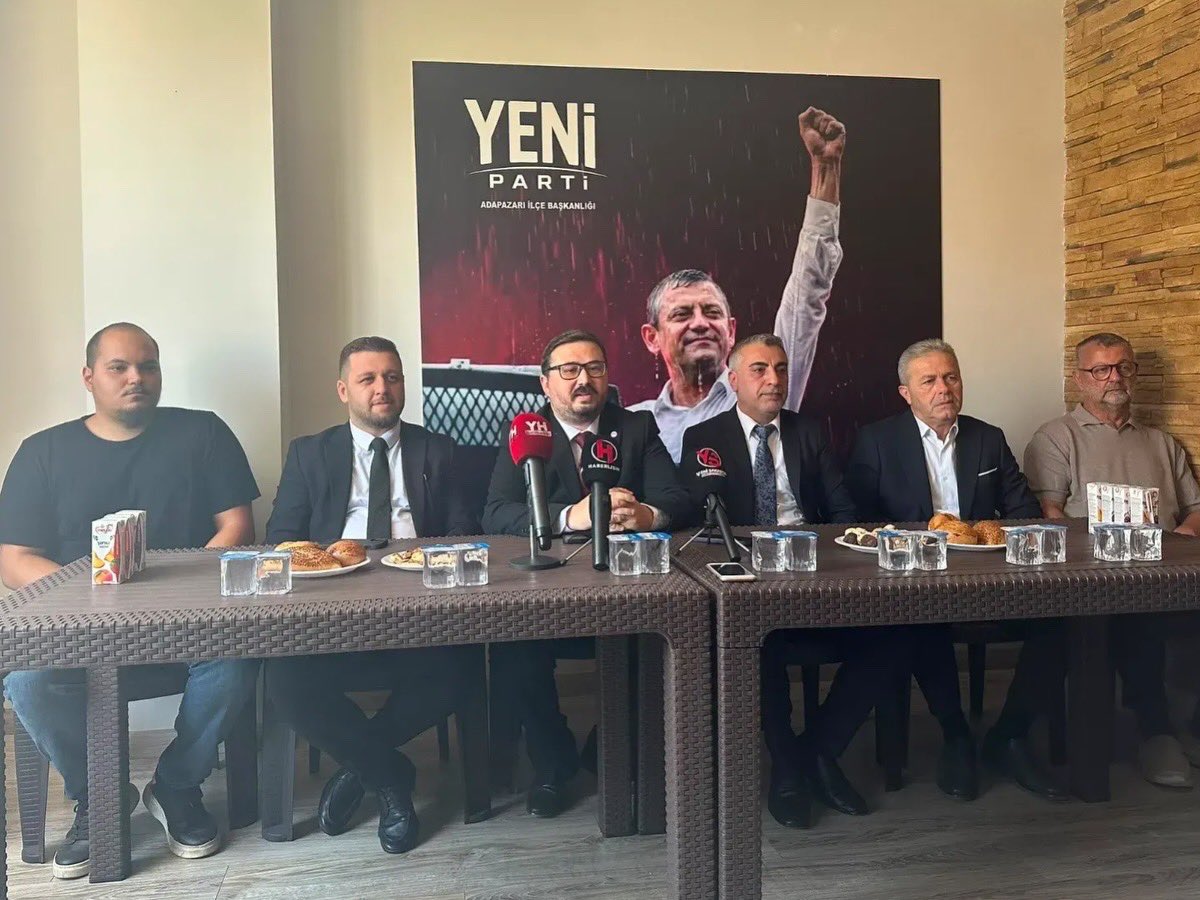 sabrianilozkan's tweet photo. Adapazarlıların Sesi Olmaya Devam Edeceğiz

Değerli Yoldaşlarım Kıymetli Adapazarı Belediye Meclis Üyeleri Serhat Erişir, Muammer Yavuz, Bülent Karataş, Mehmet Hakan Boztepe, Mustafa Ali Kaya ve Nadir Demir, 
işçinin, köylünün, emeklinin, emekçinin ve öğrencinin Yeni Partisine hoş geldiniz. 

Malumunuz, AKP yargısının el koyduğu 103 yıllık çınar Cumhuriyet Halk Partisi’nde, müesses nizama karşı mücadele etmenin kapıları kapanmıştır.

Adaletin çürüdüğü, ekonomik krizin giderek derinleştiği; bir zamanlar dünyada kendi kendine yetebilen 7 tarım ülkesinden biri olan Türkiye’nin bugün tarımda ithalata bağımlı hale geldiği bir ülkede yaşıyoruz.

25 yıllık AKP iktidarının sonucunda bugün gençlerimiz; önce kumar, ardından uyuşturucu ve son olarak intihara kadar uzanan bir çıkmazın içine sürükleniyor. Ülkenin gerçekleri ortadayken, muhalif çıkan her ses susturuluyor ve insanlar düşünceleri nedeniyle cezaevlerine gönderiliyor.

Kontrol edilebilir bir muhalefet isteyen iktidara karşı, vatandaş kendi Yeni Partisini kurmuştur.

Bu vesileyle herkese çağrımızdır: Umutlarınızı diri tutun. AKP’nin bu kara düzenini değiştirmek için artık Yeni Parti var.

2024 yerel seçimlerinde birlikte mücadele ettiğimiz yoldaşlarımızla 8 kişilik bir Adapazarı Belediye Meclis Grubu oluşturmuştuk. Bu arkadaşlarımızdan 6’sıyla mücadelemize Yeni Parti’de devam ediyoruz.

@yenipartiyiz @eczozgurozel @yasartuzun06