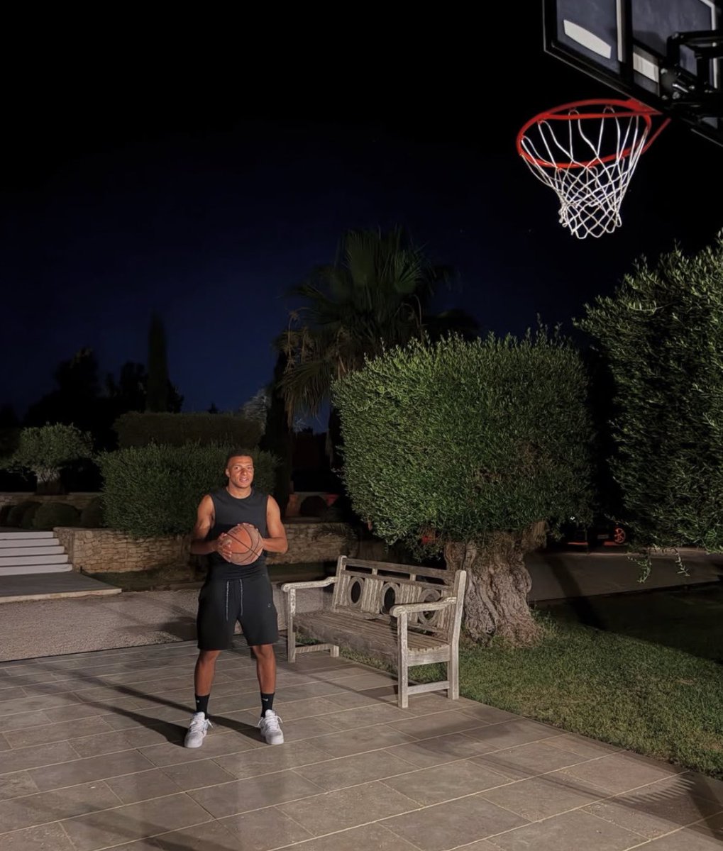 theMadridZone's tweet photo. Kylian Mbappé 🏀 https://t.co/Hs133A6LGR