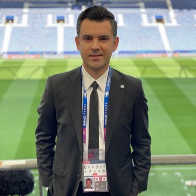 bbosports's tweet photo. Gereksiz yere bağırmaz
Stadyumu yaşayalım diye susar
Saçma sapan terimlerle kafa açmaz
Samimidir.

Özkan Öztürk baş tacıdır. https://t.co/5b2e232C42