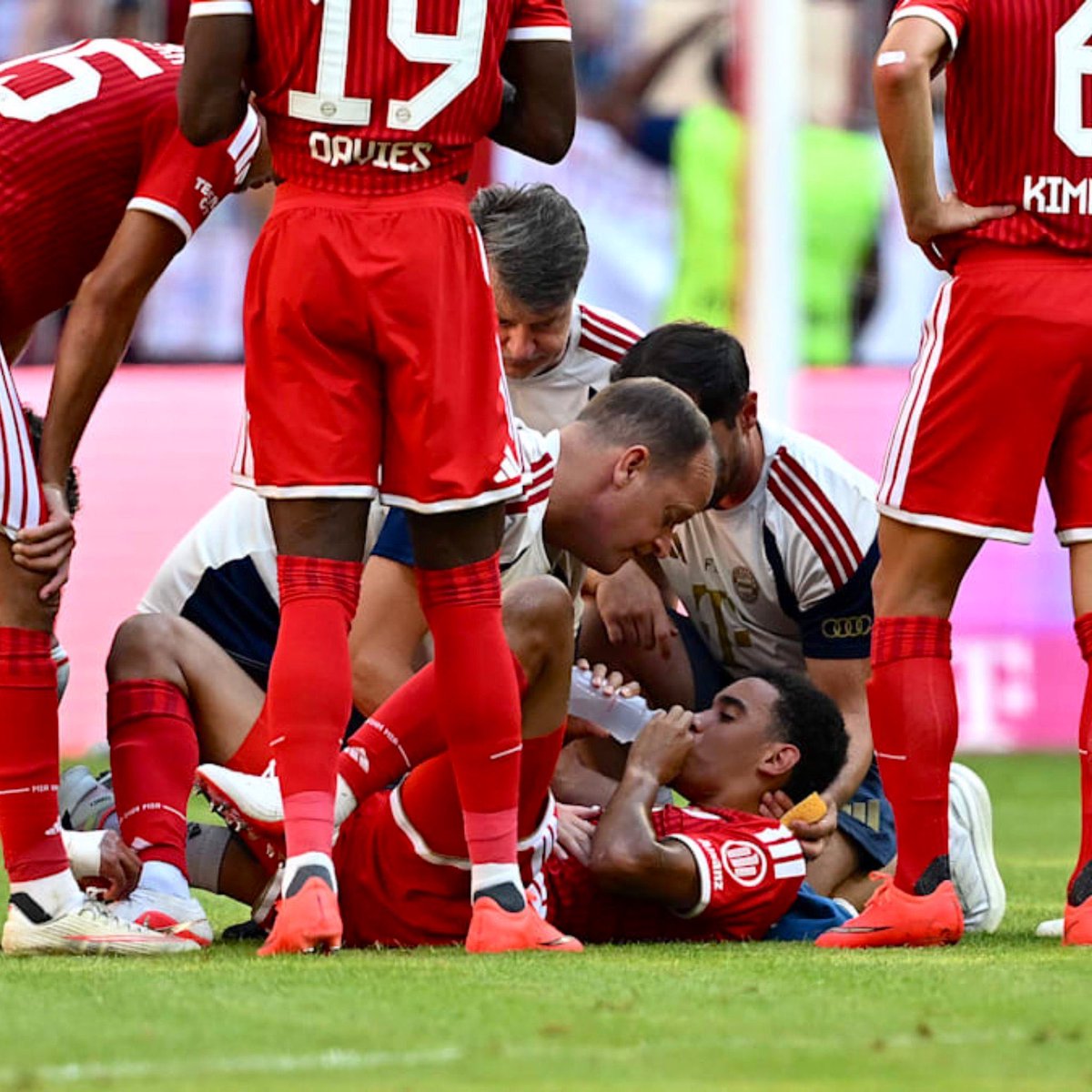 ActuFoot_'s tweet photo. 🚨🚨 JAMAL MUSIALA 🇩🇪 S’EXPRIME SUR INSTAGRAM SUR CES RÉCENTS MALAISES DÛS À UN DYSFONCTIONNEMENT NEUROLOGIQUE 👇😰

🗣️ « D'abord et avant tout : JE VAIS BIEN ! » 🙏

🗣️ « Surtout, je suis incroyablement reconnaissant pour tous vos messages et votre soutien ! Je sais que beaucoup d'entre vous sont inquiets. 

Je veux apaiser ces inquiétudes aujourd'hui et expliquer un peu plus : on m'a diagnostiqué des séquences brefs et temporaires d'absence qui sont facilement traitables et causés par un dysfonctionnement neurologique. 

Ceux-ci peuvent mener aux moments qui se sont produits récemment, comme face à Leipzig et maintenant à Heidenheim. 

Je sais qu'ils peuvent sembler effrayants au premier abord mais pour moi, ils font actuellement simplement partie de ma vie quotidienne. Je reçois les meilleurs soins médicaux possibles à cet égard, et je suis très optimiste. Le Bayern et les personnes les plus proches de moi sont toujours à mes côtés et me soutiennent dans ce parcours

Ce qui est important, c'est qu'il n'y a aucun risque supplémentaire pour la santé au-delà de cela. 

En étroite consultation et en communication régulière avec les spécialistes, c'était mon souhait personnel d'affronter ce défi et, avec l'approbation des spécialistes neurologiques, de continuer à faire ce qui m'aide le plus dans ma récupération : simplement vivre ma vie quotidienne et continuer à poursuivre ma passion de jouer au football. 

J'ai pris la responsabilité de cette décision. Dans l'ensemble, j'ai une très bonne impression et je suis sur une bonne voie. 

Ce qui m'aide le plus en chemin, c'est de continuer à courir après les victoires et les titres avec mon équipe, avec votre soutien incroyable. J'espère que cela vous aide à mieux me comprendre. 

En même temps, je demande votre compréhension sur le fait que je souhaite continuer à garder cette affaire dans le cercle de mes plus proches confidents, du club et des experts.

Merci beaucoup.
À vous,
J ❤️ »

📲 IG