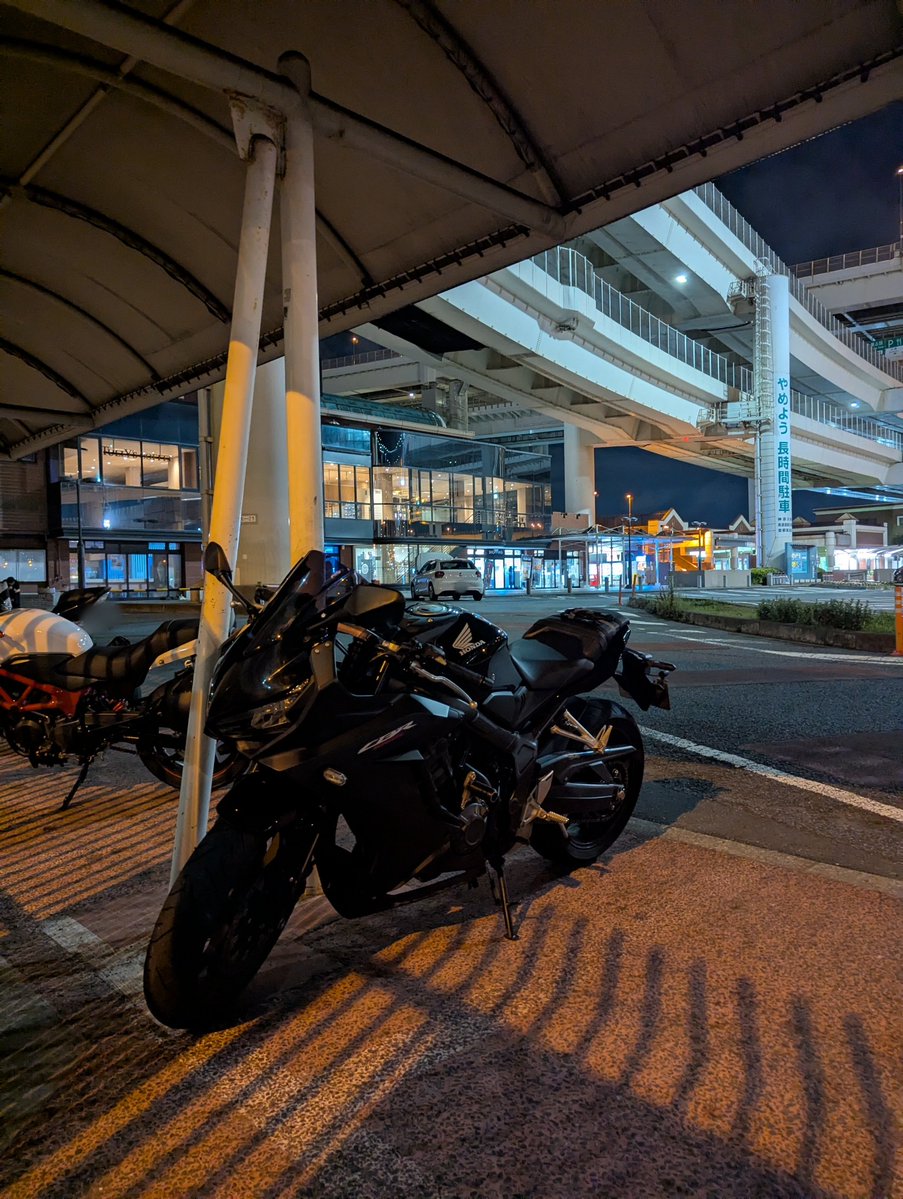 still_rough's tweet photo. 📍大黒PA（神奈川県）

眠れないので、不眠症ナイトツーリングして首都高の大黒PAへ。

さすがに平日のこの時間は静かで平和でした😌

#バイク #ツーリング https://t.co/urXGUwTla5