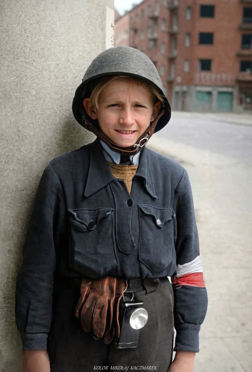Cogito1918's tweet photo. Był 13-letnim dzieckiem,
lecz odwagą
i walecznością zawstydzał mężczyzn, rzucając wyzwanie totalitarnemu imperium w płonącej Warszawie.
Nie zawahał się przelać młodzieńczej krwi za Ojczyznę.

Bohaterski łącznik Powstania Warszawskiego.
Walczył w Grupie Bojowej "Krybar"
AK na Powiślu.
Poległ z rąk
niemieckich zbrodniarzy.

19 VIII 1944
POLEGŁ ZA WOLNĄ POLSKĘ
JERZY KOTUSZEWSKI "JUREK".

Na zawsze w naszej pamięci!