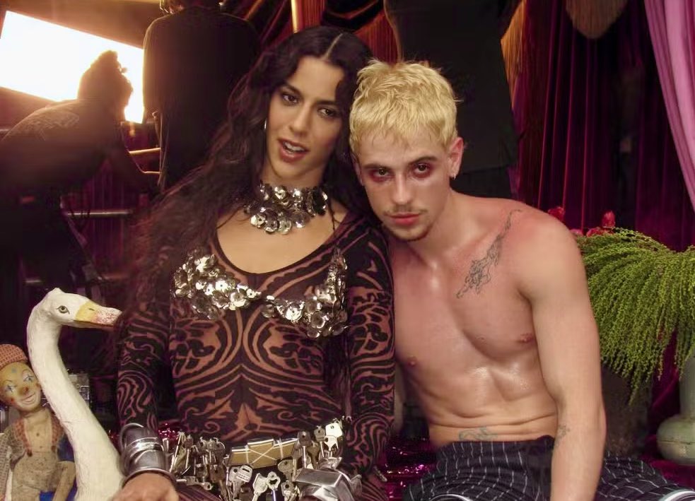 bchartsnet's tweet photo. Marina Sena se pronuncia, por meio de sua assessoria, sobre o término do relacionamento com Juliano Floss.

“Os dois entenderam que a relação se transformou e o ciclo juntos, como um casal, se encerrou. Existe, naturalmente, a tristeza pelo fim de um relacionamento, mas Marina segue focada em seus projetos e guarda com carinho tudo o que viveram”, revela comunicado ao Splash UOL.