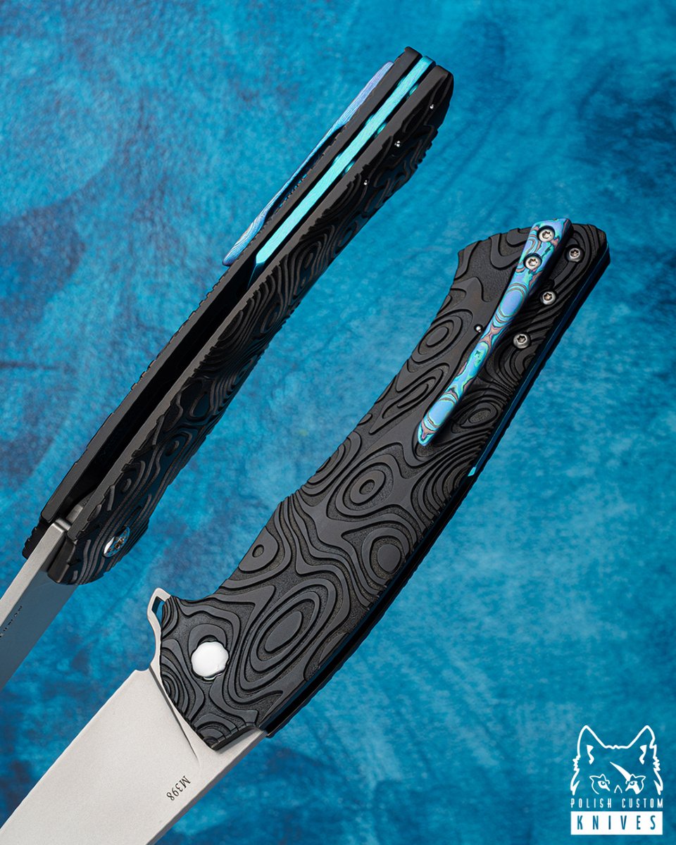 PolishKnives's tweet photo. 🌑 Herman Ovium Gen 2 #0147 — M398 blade, deeply engraved Nebula Ripple titanium with Oerlikon DLC, plus Black Timascus clip &amp; backspacer. Dark, bold and unmistakably Herman.

https://t.co/OMYEcUasy4

#HermanKnives #Ovium #M398 #NebulaRipple #DLC #BlackTimascus https://t.co/2gV45tqf2o