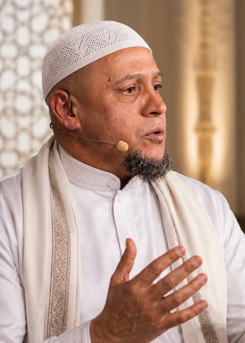 SanaJournalist1's tweet photo. 🚨NEW!!! 

ROBERTO CARLOS: ONE OF THE GREATEST PLAYERS IN FOOTBALL HISTORY, ANNOUNCES THAT HE HAS CONVERTED TO ISLAM 🤲🏻🕋 https://t.co/xrbgTPMQBz