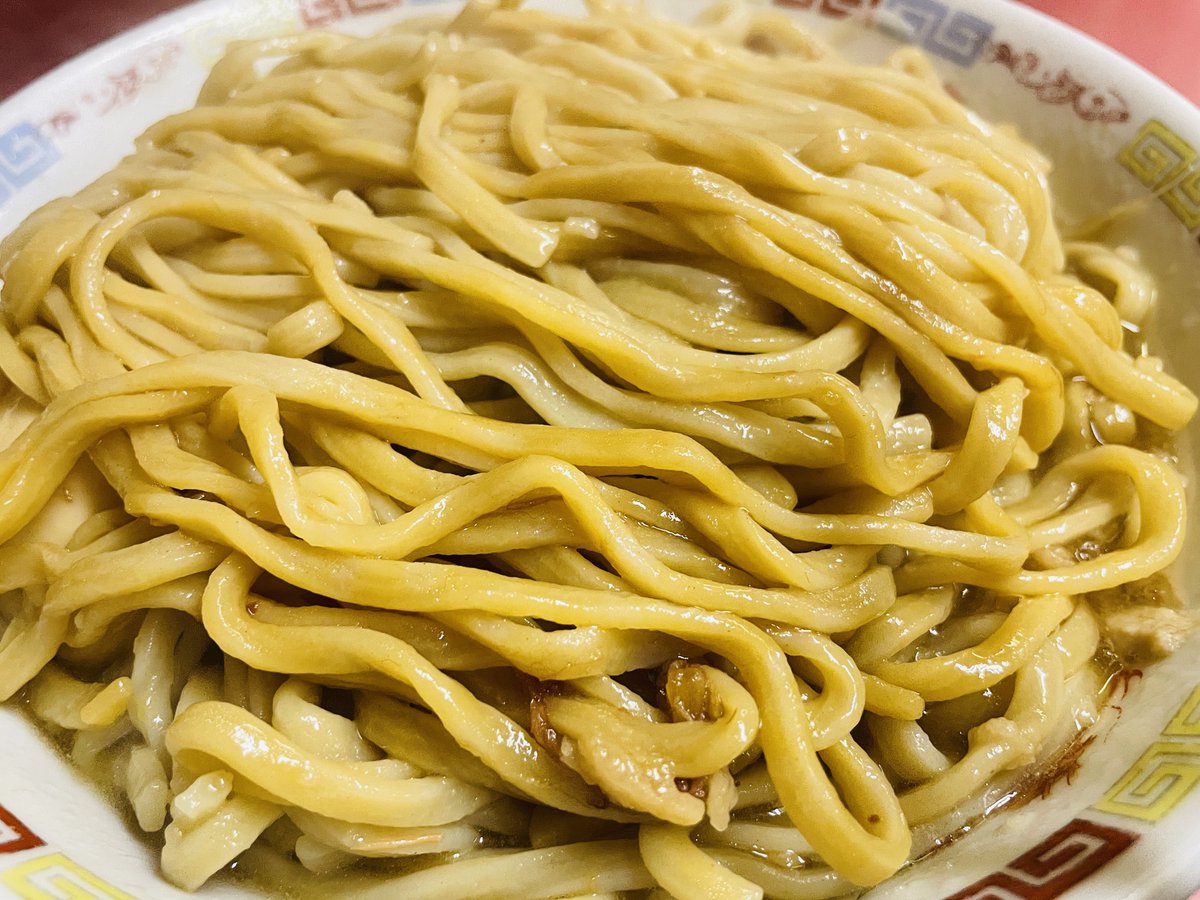 oishiidesyo's tweet photo. ラーメン二郎 ひばりヶ丘駅前店
大ラーメン(ヤサイアブラカラメ)
味つけタマゴ

10日振り。
豚の大きさに愛情を感じました。感謝です。
前回非乳化だったこともあり、久々の乳化スープがいつも以上に沁みて思いがけず飲み過ぎてしまう。

このストレート麺をいつまでも啜っていたかった。8分で完食。 https://t.co/B6EaeBDc0k