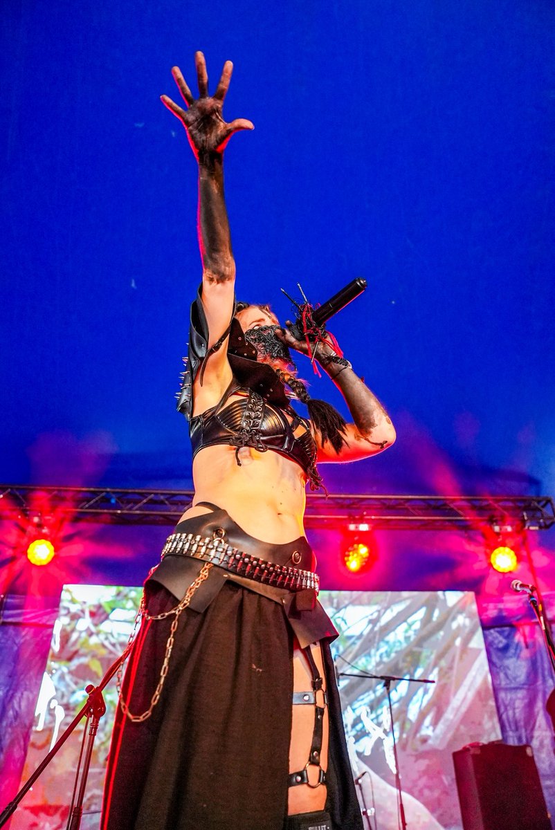 charmthegamer's tweet photo. [ad/invite] one of my favourite shots from @BLOODSTOCKFEST @n0trixx @TheGamerGuide_ @ItsSawyerOnline https://t.co/cF1swE4pW0
