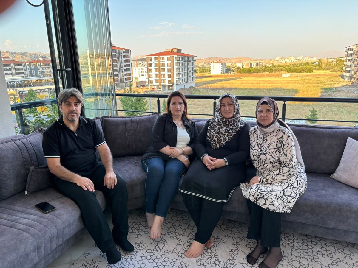 akkadinelazig23's tweet photo. İnsan Hakları Başkanımız Sayın Müşerref Güneş, Yönetim Kurulu Üyemiz Sayın Serpil Uludağ ile birlikte Ataşehir Mahallesinde üç gün boyunca kapsamlı saha çalışması gerçekleştirdi.

Gerçekleştirilen çalışmalar kapsamında hane ziyaretleri yapılarak vatandaşlarımızın talep, öneri ve beklentileri dinlendi; gönül bağımız güçlendirilerek istişarelerde bulunuldu.

Sahadaki emekleri ve özverili çalışmaları dolayısıyla İnsan Hakları Başkanımız Sayın Müşerref Güneş’e teşekkür ediyor, vatandaşlarımızla gönül gönüle olmaya devam ediyoruz.

@akkadingm 
@tugbaisikercan 
@isselmanoglu23 
@yegulmelike