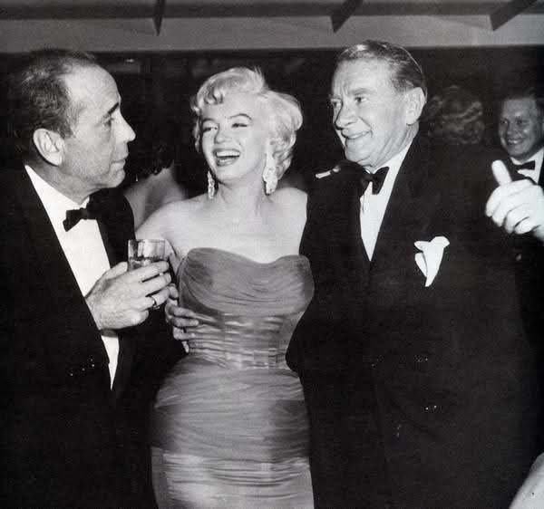 Clubpassionmar2's tweet photo. Bonne journée de mercredi.
Have a sweet Wednesday.
#Marilyn #marilynmonroe #clubpassionmarilyn #mondanités #romanoffs #sydneyskolsky #humphreybogart #cliftonwebb https://t.co/AJU7jGQOYV