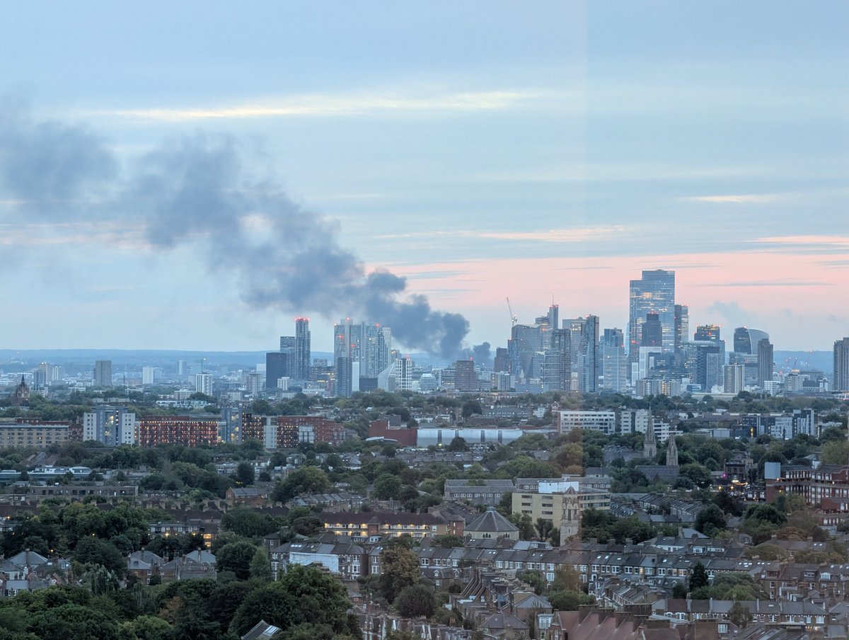 todd_royal's tweet photo. Currently seeing a fire in southeast London, hope everyone is all right! https://t.co/vBKu5jb8aN