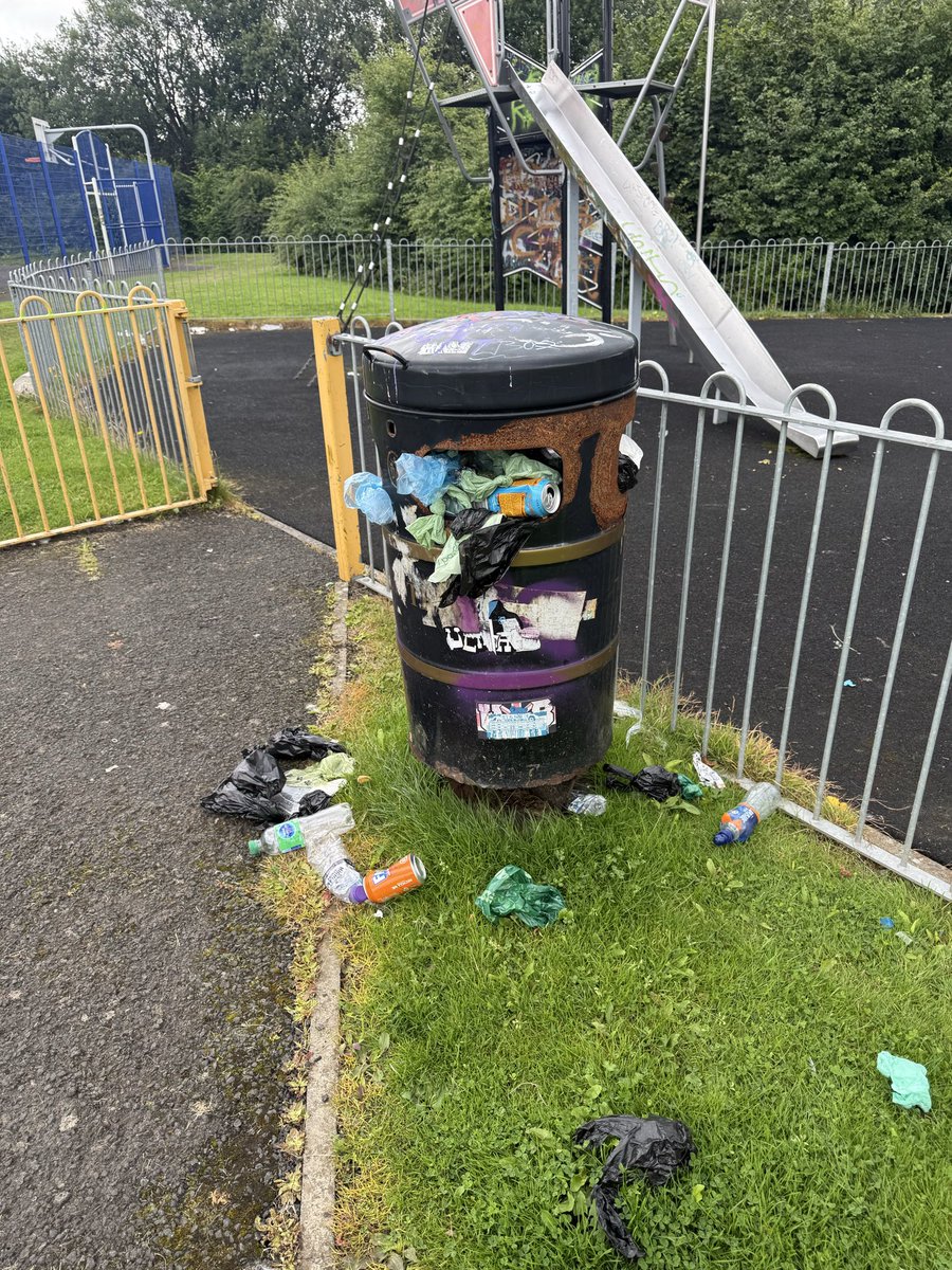 elefleighleigh's tweet photo. @GlasgowCC Carntyne Gardens. Could you empty please. Thanks 🙏. https://t.co/CG870cx9yT