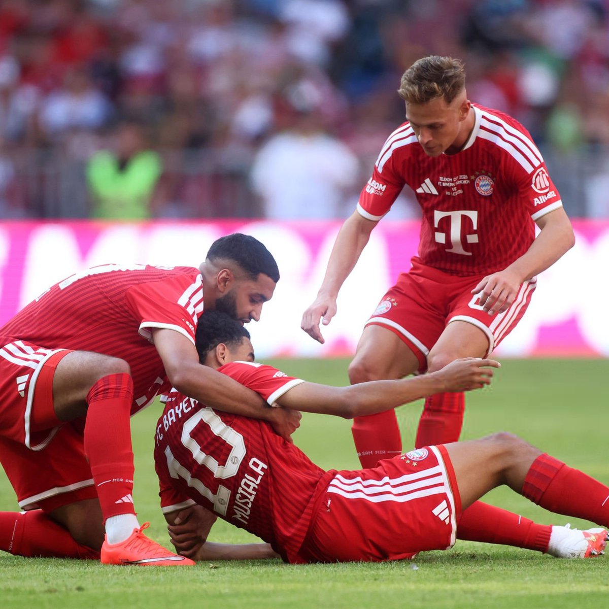 lnstantFoot's tweet photo. 🚨🚨JAMAL MUSIALA DONNE DE SES NOUVELLES APRÈS SES RÉCENTS MALAISES. 🙏🇩🇪

« D'abord et avant tout : JE VAIS BIEN !  🙏

Je suis particulièrement reconnaissant pour tous vos messages et votre soutien !

Je comprends que beaucoup d’entre vous s’inquiètent. Aujourd’hui, je souhaite vous rassurer et vous expliquer la situation :

On m’a diagnostiqué des absences temporaires, brèves et qui peuvent être bien traitées, liées à un dysfonctionnement neurologique.

Elles peuvent provoquer les épisodes qui se sont récemment produits, comme contre Leipzig ou maintenant à Heidenheim.

Je sais que cela peut paraître inquiétant au premier abord, mais pour moi, cela fait actuellement partie de mon quotidien. Je bénéficie du meilleur suivi médical possible et je suis très optimiste. Le Bayern Munich et mes proches sont toujours à mes côtés et me soutiennent dans cette épreuve.

Il est important de préciser qu’il n’existe pas de risque supplémentaire pour ma santé. Après des échanges réguliers et approfondis avec les spécialistes, j’ai personnellement souhaité relever ce défi et, avec l’accord des neurologues, continuer à faire ce qui m’aide le plus dans mon rétablissement : vivre normalement et continuer à pratiquer ma passion, le football. J’ai pris cette décision en toute responsabilité.

Globalement, je me sens très bien et je suis sur la bonne voie.

Ce qui m’aide le plus dans cette période, c’est de continuer à aller chercher des victoires et des titres avec mon équipe, avec votre incroyable soutien.

J’espère que ces explications vous permettront de mieux comprendre ma situation. Je vous demande également de respecter mon souhait de continuer à gérer ce sujet dans un cercle restreint, avec mes proches, le club et les spécialistes.

Merci beaucoup,
Votre J ❤️»

( 📲 IG )