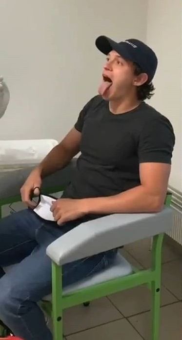 Meowi87's tweet photo. slapping my tip on his tongue https://t.co/9oFzt5hZfh
