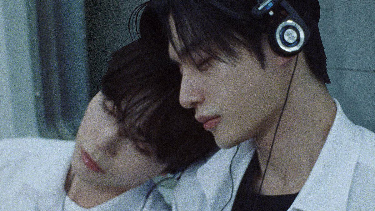 jiwoongology's tweet photo. long lost lovers. https://t.co/YfcCpmbokI