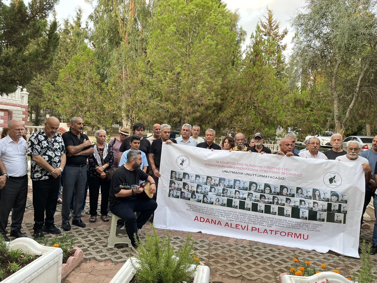 minninalar's tweet photo. Bugün Adana’da, 18 Ağustos 2002’de Hacı Bektaş Veli anmasının dönüş yolunda yaşamını yitiren 39 canımızı Kabasakal Anıt Mezarlığı’nda andık.

Deyişler eşliğinde lokmalar paylaşıldı, dualar edildi.
39 canımızı unutmadık anıları inancımızda ve mücadelemizde yaşamaya devam edecek. https://t.co/ypu5ckhztj
