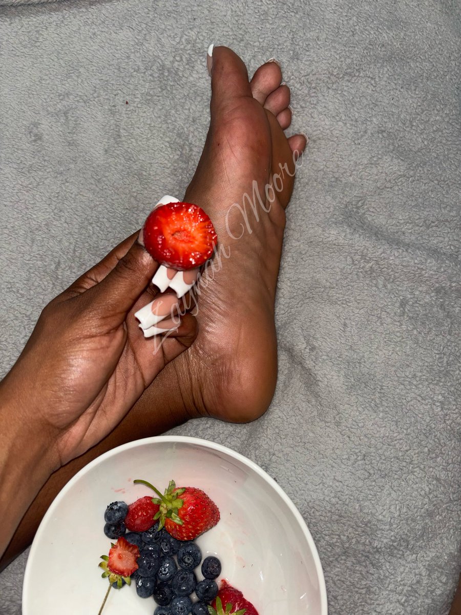 ZaynahMoore2's tweet photo. Bedtime snack ? 🍓 https://t.co/bwnsqxBuJV