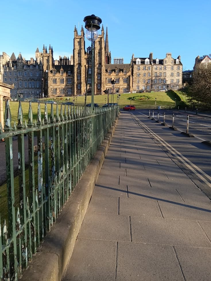 ____flowers__'s tweet photo. Edinburgh https://t.co/SYjPKDQZjH