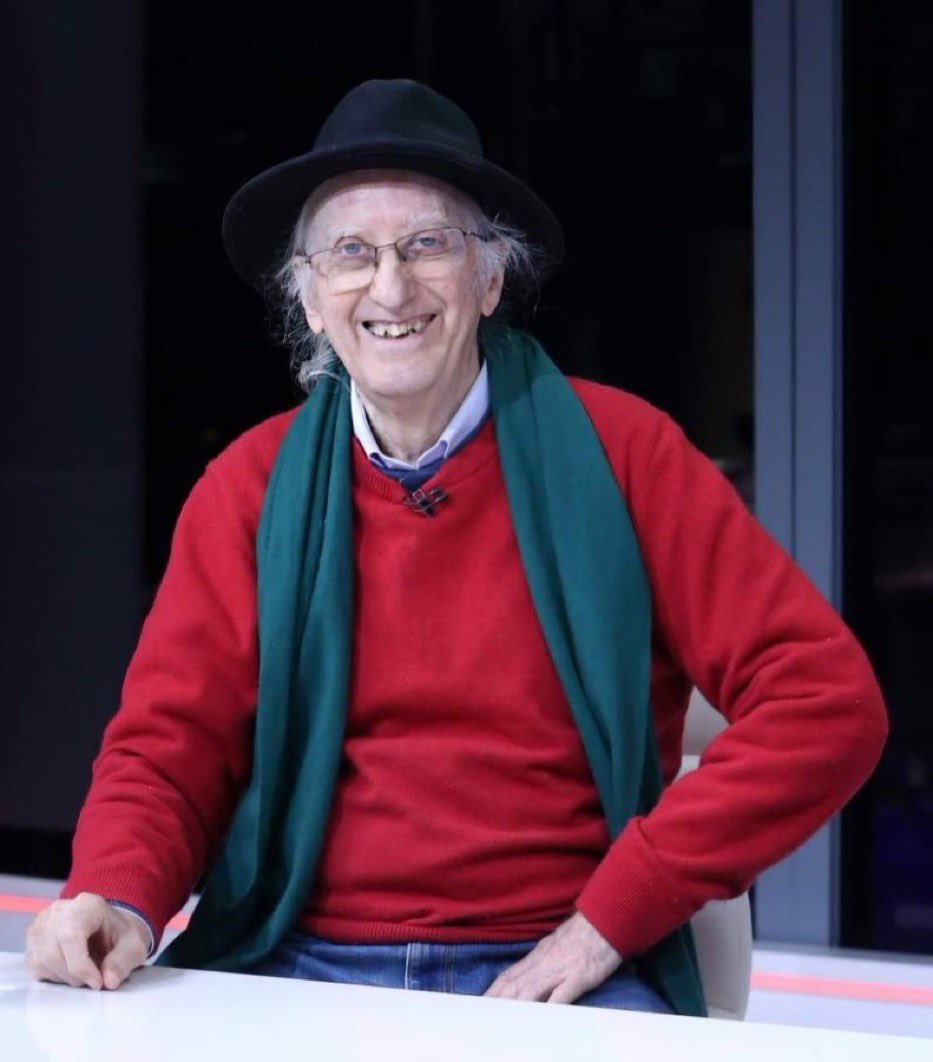 harryelsocio's tweet photo. Se ha ido Juan Tamariz y con él parte de nuestra infancia. Se ha ido un genio, el Maestro, el Newton de la Magia. De la de verdad, la de tapete de fieltro, mangas remangadas, monedas y baraja. Y las manos volando. Que lo reciban con violines en el cielo. Chantatachán. DEP https://t.co/cVXJJWNwQz