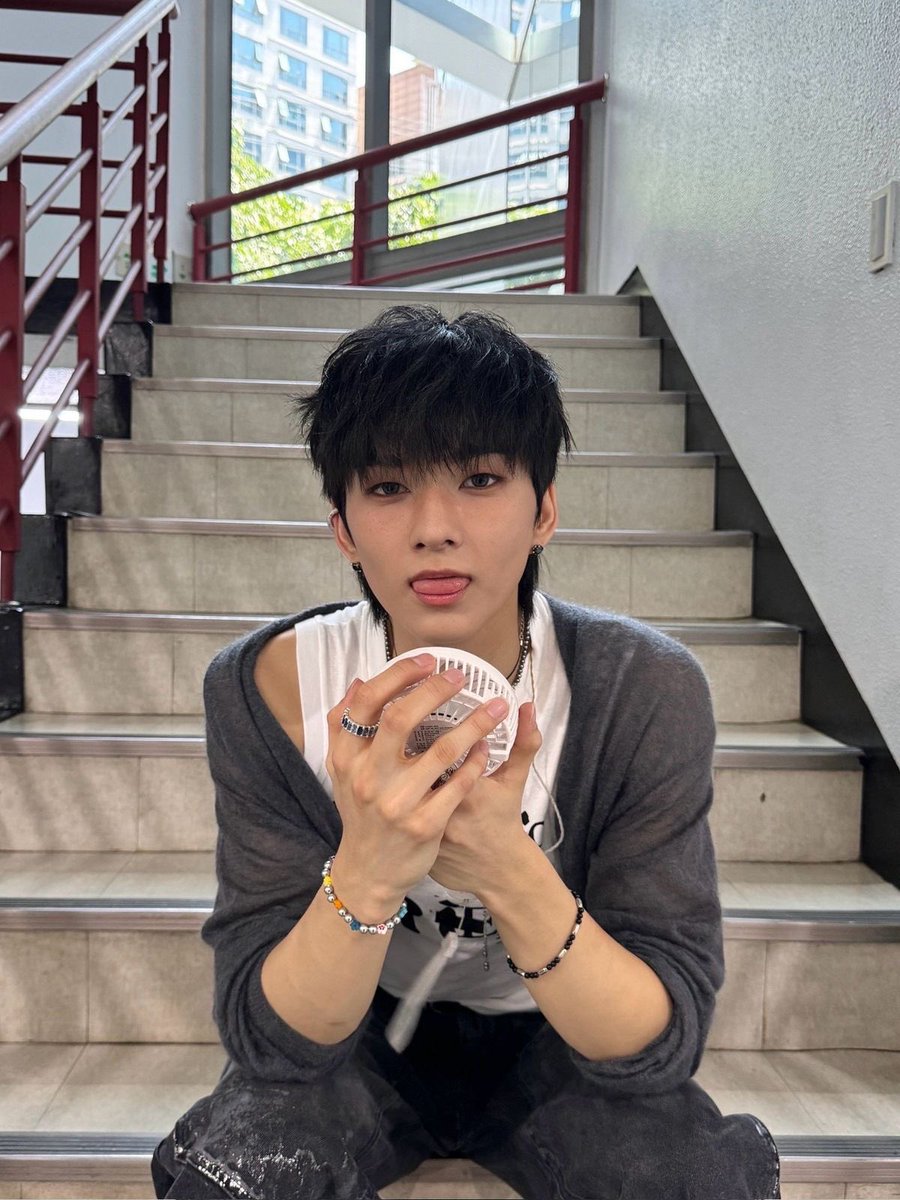 6une5de's tweet photo. 저 뭐좋아하게요 비밀이에요 https://t.co/HHe7zG2G8H