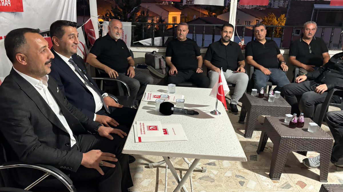 mahmutboyraztr's tweet photo. Yeniden Refah Partisi Malatya İl Başkanlığı’nı ziyaret ettik. İl Başkanı Sayın Burhan Kılıç ve kıymetli yönetim kurulu üyeleriyle bir araya gelerek Malatya’mızın ekonomik geleceği, iş dünyamızın beklentileri ve şehrimizin yeniden ayağa kalkma süreci üzerine verimli bir istişare gerçekleştirdik.

Bizim için söz konusu Malatya’nın menfaatleri olduğunda ayrım yok; ortak akıl, istişare ve iş birliği var. Ticaretin siyaseti olmaz. Malatya Ticaret ve Sanayi Odası; şehrimizin ve üyelerimizin menfaatleri doğrultusunda tüm siyasi partilerle, kamu kurumlarıyla ve sivil toplum kuruluşlarıyla güçlü bir iletişim içerisinde olmalıdır.

Nazik ev sahiplikleri ve samimi sohbetleri için İl Başkanı Sayın Burhan Kılıç ve yönetimine teşekkür ediyorum.