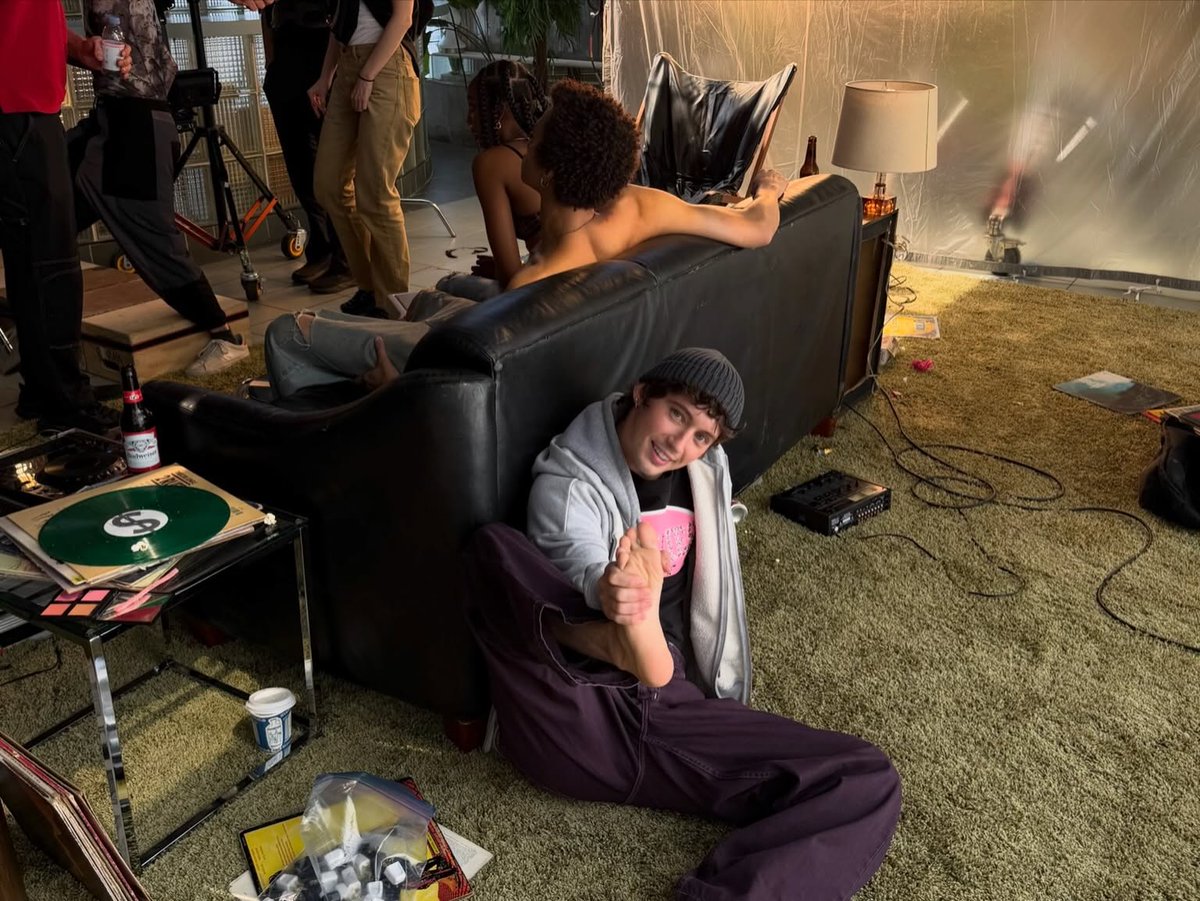 CocoLingoTypo's tweet photo. troyehq coming through at last, solidarity with the troye sivan feet people on this blessed day  😍🦶 📷 troyehq https://t.co/Gjh5hEnVjy