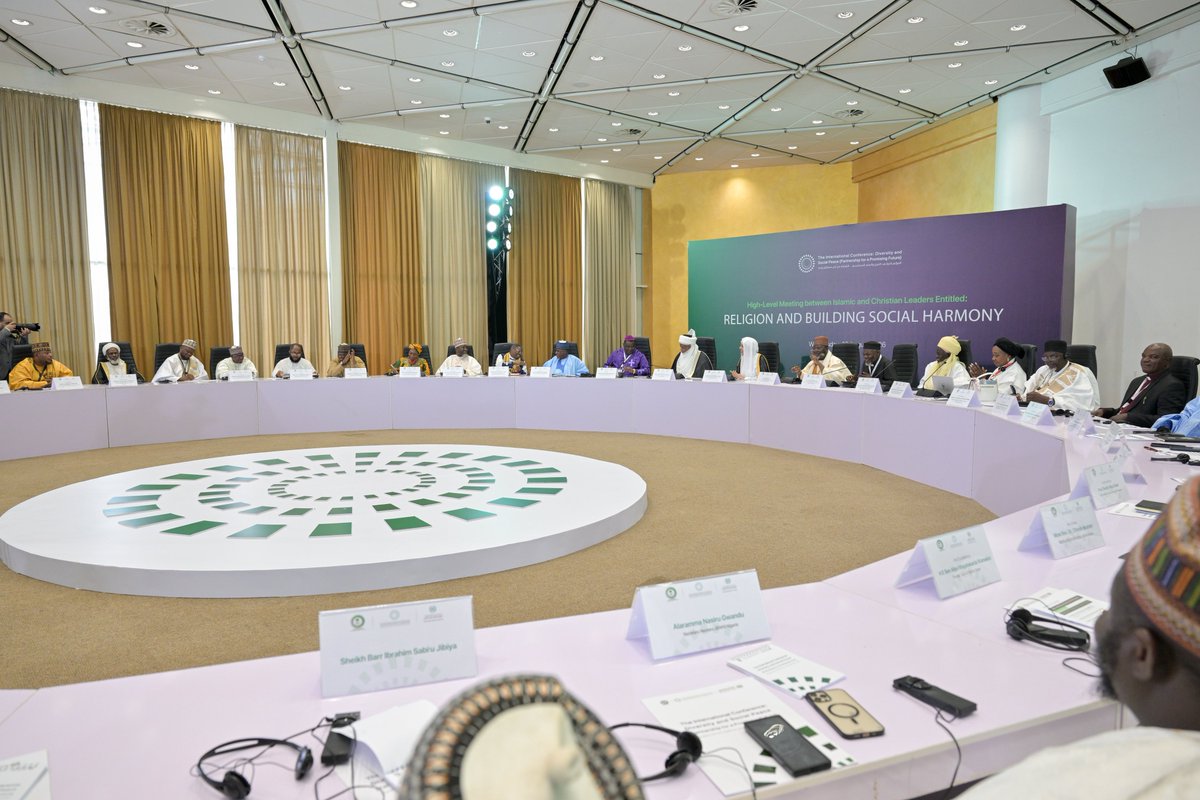 MWLOrg's tweet photo. "الاتفاقيات الإسلامية المسيحية" التي جرى توقيعُها ضمن مبادرة رابطة العالم الإسلامي للسلم المجتمعي في غرب إفريقيا، تفتح صفحةً جديدةً من الشراكة بين كبرى القيادات والمنظمات الإسلامية والمسيحية، الفاعلة في الساحة النيجيرية، لمواجهة التطرّف، والوقاية من النزاعات، وحماية النسيج المجتمعي الوطني.