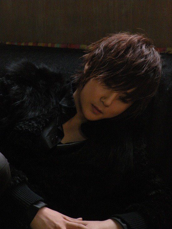 eternalyboy's tweet photo. 吸血鬼릭셩
2人は中世の時代から腐れ縁で夫婦以上恋人未満みたいな関係を続けてたの(R18はしてる)。好きだけどこいつが俺のこと好きかはわかんないし、本当に好きなのかもわからない....情なのか1人になりたくない寂しさかもしれない。そんな2人の家の前にある日籠に入った赤ちゃんが置かれてた！ https://t.co/TtwHWh4YY1
