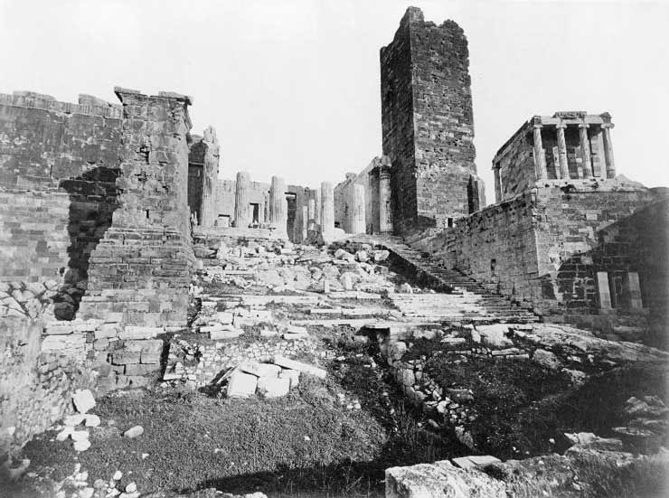 clasicasIEDA's tweet photo. Acrópolis de Atenas en el siglo XIX, destacando los Propileos, el Templo de Atenea Niké a la derecha y la ya desaparecida Torre Franka medieval que coronaba el conjunto antes de ser demolida en 1874. Menos mal, porque era horrorosa. https://t.co/TVKrJ7xo8l