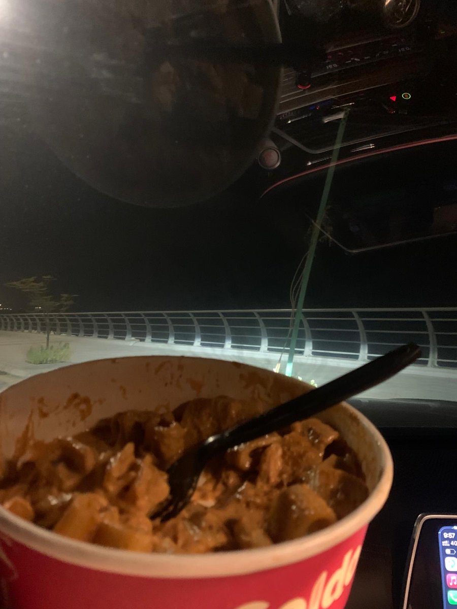 nonamenormally's tweet photo. @AirbnbHelp I’m sitting in the street eating a meal I was supposed to enjoy my Airbnb but hey it was so dirty from previous person and Airbnb customer service said “wait for host to answer, let’s escalate to supervisor” I’m still in the street waiting for a reply 45 mins now https://t.co/4KLkjueeR4