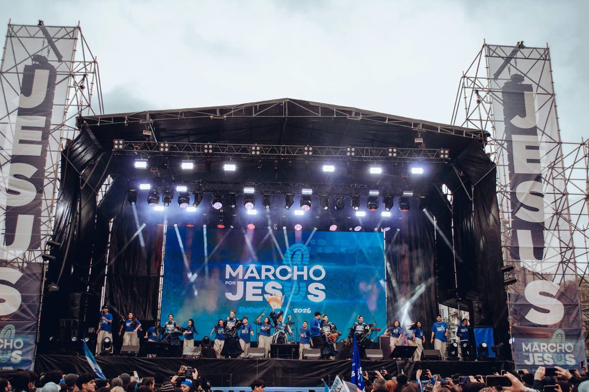 AnaValoy's tweet photo. Marcho por JESUS colmó las calles de Buenos Aires! 
Levantamos el nombre de Jesuscristo sobre #Argentina 
Miles de personas adorando a Dios y bendiciendo el pais! 

#HagamosViralaJesus #JesusisKing 
@marchoporjesus @pastoralegomez https://t.co/4Q9EsNA3WP