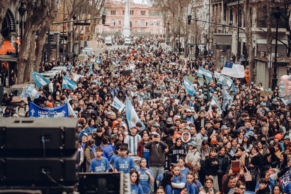 AnaValoy's tweet photo. Marcho por JESUS colmó las calles de Buenos Aires! 
Levantamos el nombre de Jesuscristo sobre #Argentina 
Miles de personas adorando a Dios y bendiciendo el pais! 

#HagamosViralaJesus #JesusisKing 
@marchoporjesus @pastoralegomez https://t.co/4Q9EsNA3WP