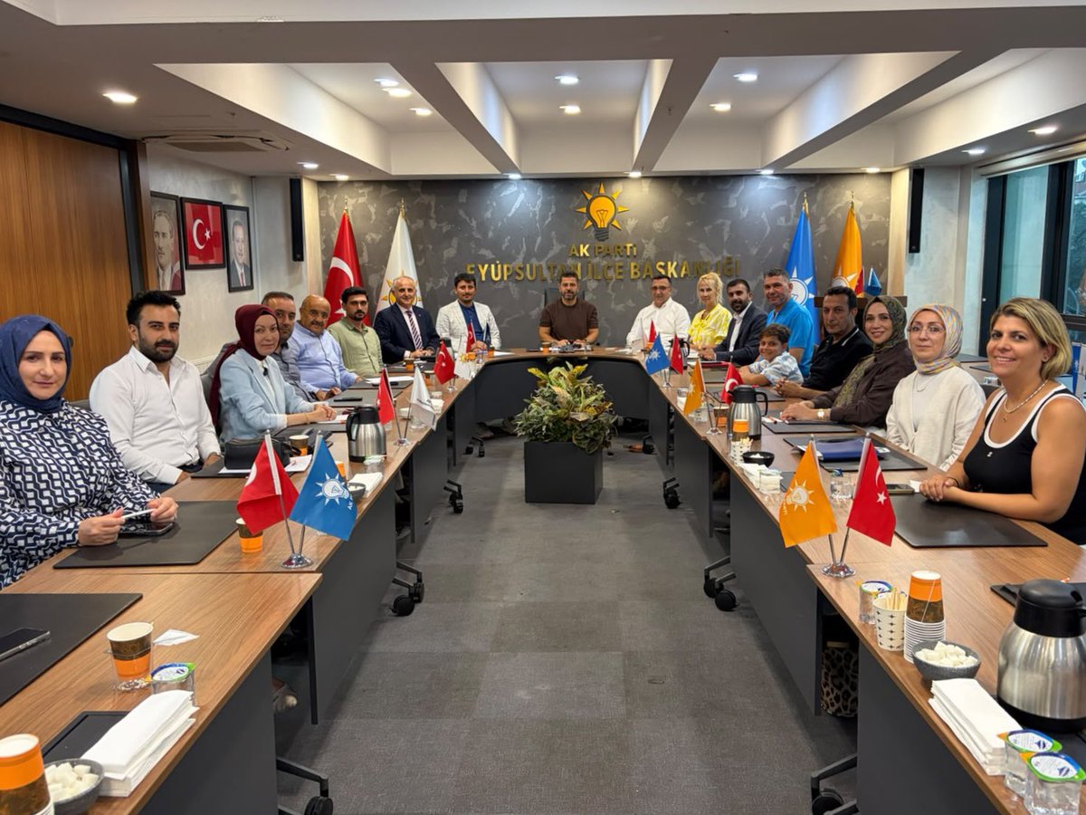 eyupilceakparti's tweet photo. Başkanımız Muhammet Vanlıoğlu başkanlığında, İl Koordinatörümüz Halil İbrahim Birer’in katılımıyla Yönetim Kurulu Toplantımızı gerçekleştirdik.

Üyelik çalışmalarımızı değerlendirdik, mahallelerimize yönelik planlamalarımızı istişare ettik. Birlikte planlıyor, birlikte çalışıyor; Eyüpsultan için aynı azim ve kararlılıkla yolumuza devam ediyoruz.

@abdullahozdemir 
@akpartiistanbul 
@Muhmmtvanlioglu 
@h_ibrahimbirer