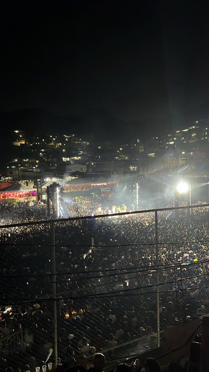 eurenesilva's tweet photo. Terça-feira e o cara lota o complexo do alemão assim com milhares de pessoas? natanzinho fenômeno! https://t.co/6XIekLrJYw