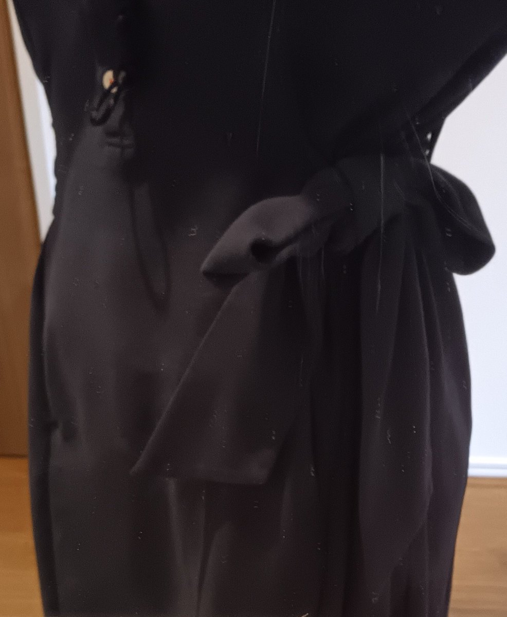 ikasakin's tweet photo. ワテクシ元鈴木さんのリアルフリーポロワンピを買ったのだけど、後ろリボン結びがなかなか難しくて…
ということで、リボンを前（リボンの根元ぎりぎり）にもってきて結んだら意外とこれで良いのでは…となったのでしばらくこの結び方で着ることにする！ https://t.co/LH3Av8gxUO