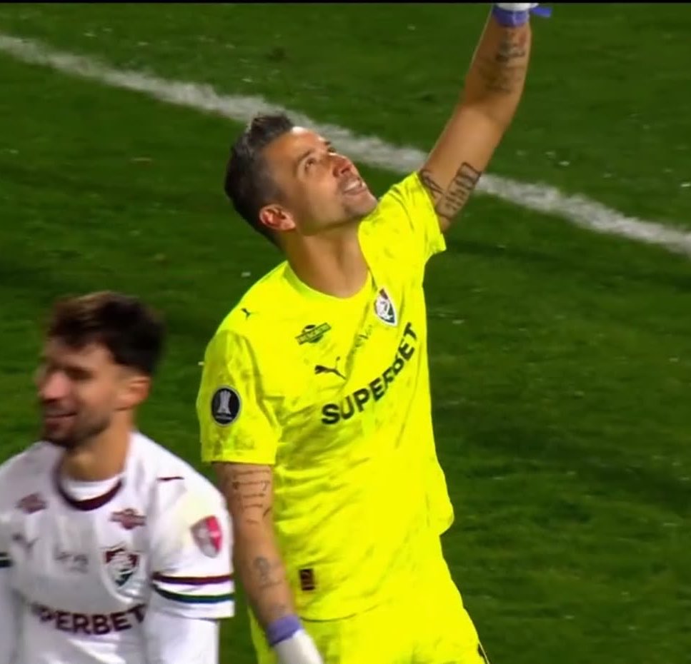Pesgrau's tweet photo. Apenas 45 aninhos da jovem promessa.

FÁBIO É MONSTRO!

HERO OF THE MATCH!🔥 https://t.co/3T2PPncpU7